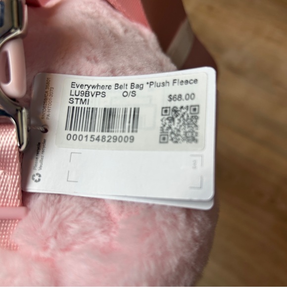 Lululemon Everywhere Belt Bag Plush Fleece in Strawberry Milkshake Pink NWT - Picture 11 of 11